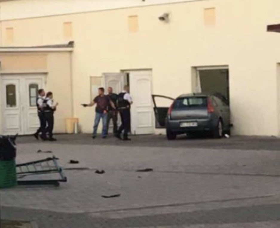 دقائق قبل صلاة المغرب.. سائق يحاول اقتحام المسجد عمدا -التفاصيل