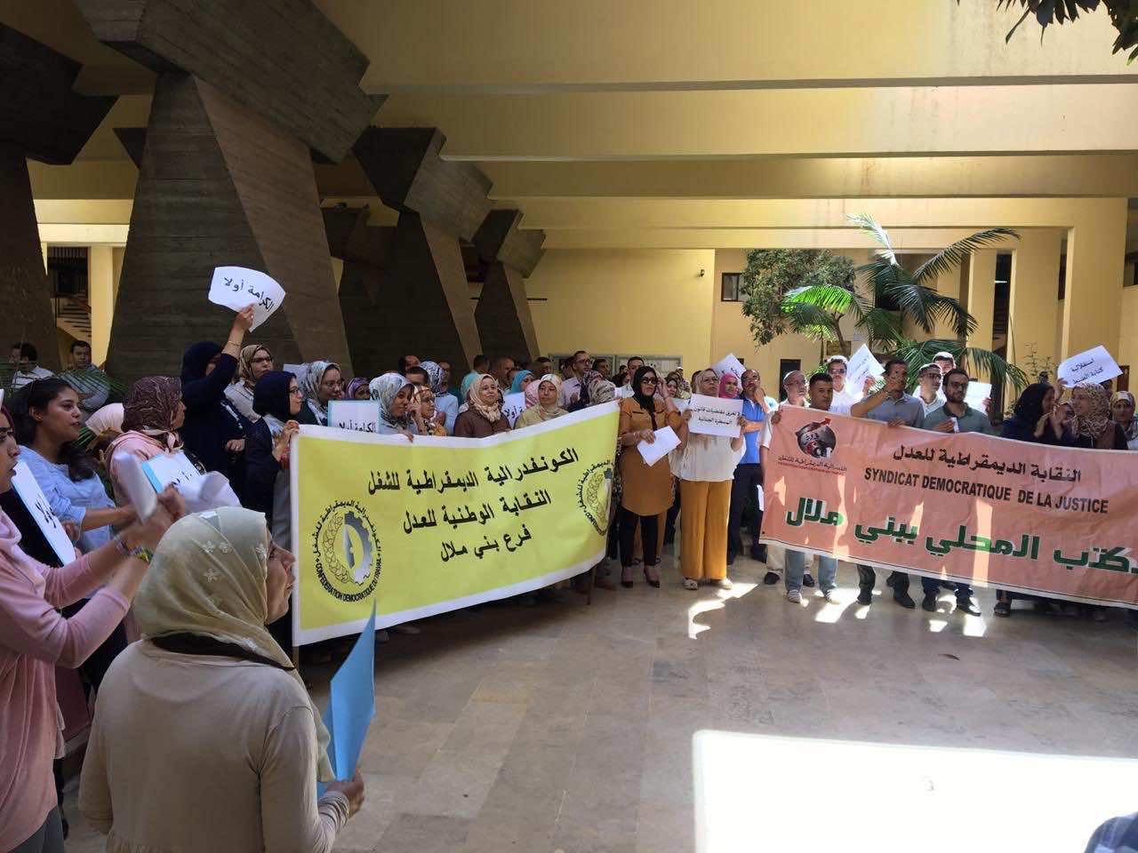 بني ملال.. غليان داخل المحكمة الابتدائية بعد اعتقال موظف