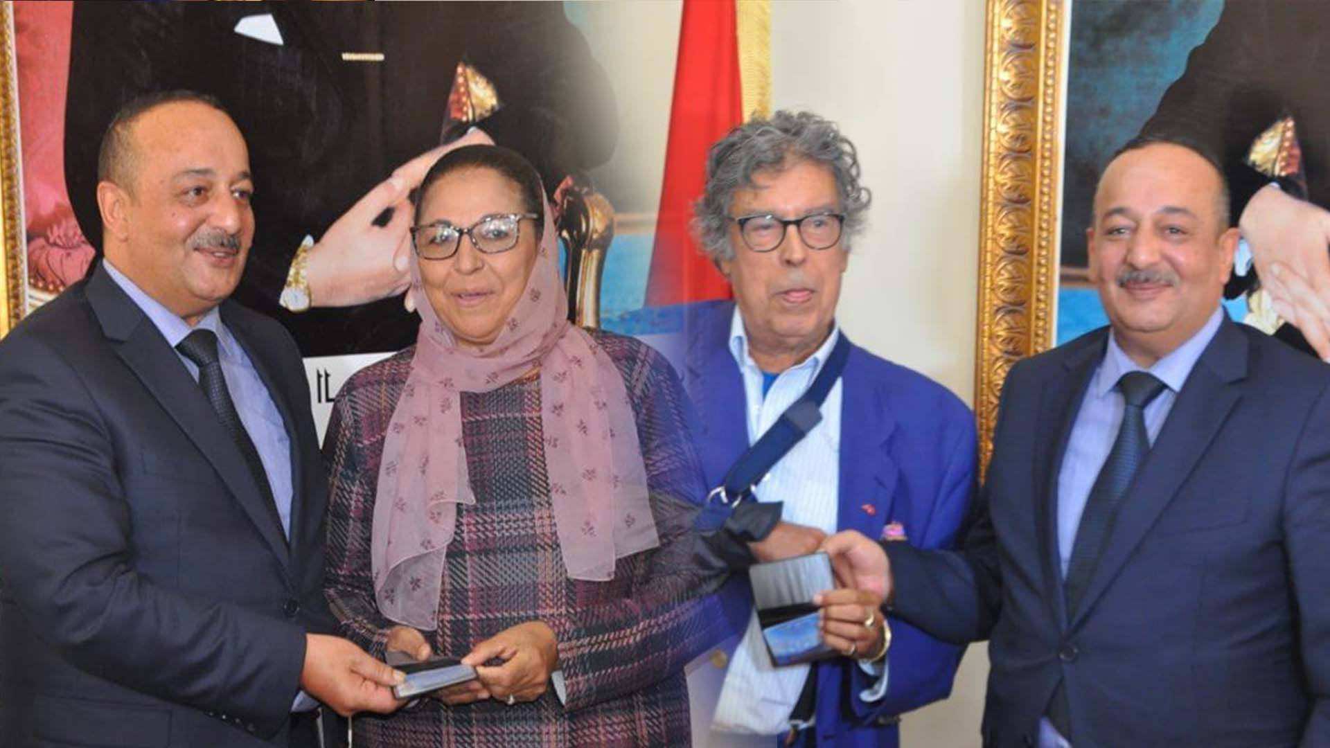 فنانون رواد يتسلمون بطاقة الفنان المهني.. تمنحهم امتيازات على أمل الحد من "التسيب"