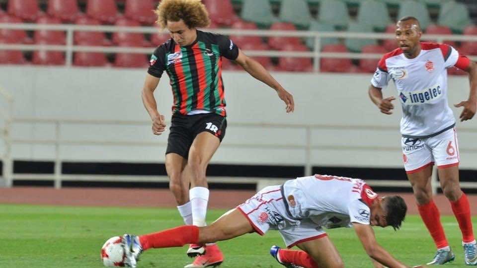 بالصور.. جماهير الوداد والجيش تتفنن في تزيين مدرجات مركب محمد الخامس