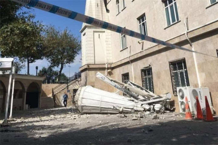 لحظة انهيار منارة مسجد بعد زلزال قوته 5.8 درجات في اسطنبول -فيديو