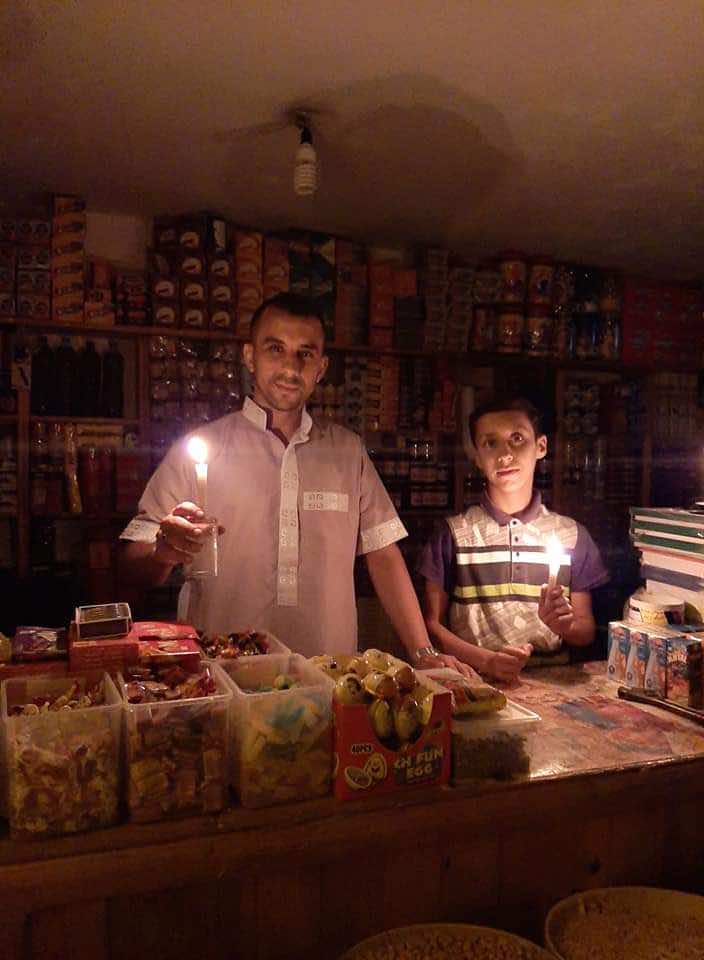 طنجة تنتفض ضد "أمانديس".. عروس الشمال تضيء بالشموع احتجاجا على غلاء الكهرباء -صور