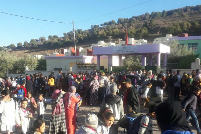 تلميذان يعتديان على زميلهما بواسطة سلسلة حديدية أمام مدخل إعدادية