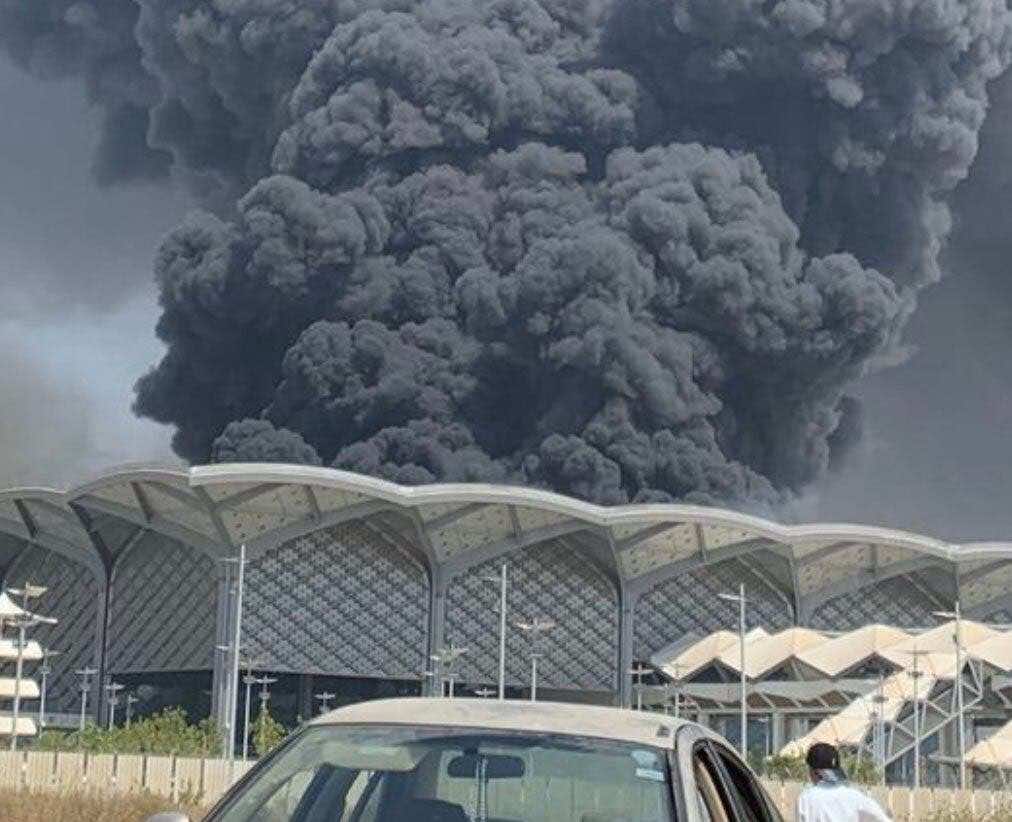 حريق مهول يشب في محطة قطار جدة..فرق الإطفاء مازالت تحاول السيطرة عليه - صورة