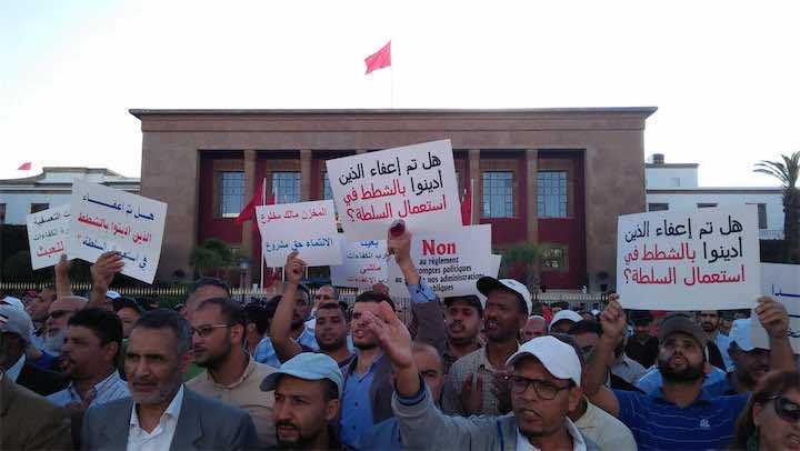في اليوم العالمي للمدرسين.. المئات يتظاهرون أمام البرلمان للمطالبة بالتراجع عن توقيفات الموظفين - صور