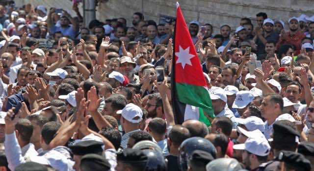 زيادة في الرواتب بين 35 و75% .. المعلمون الأردنيون يوقفون أطول إضراب في البلاد