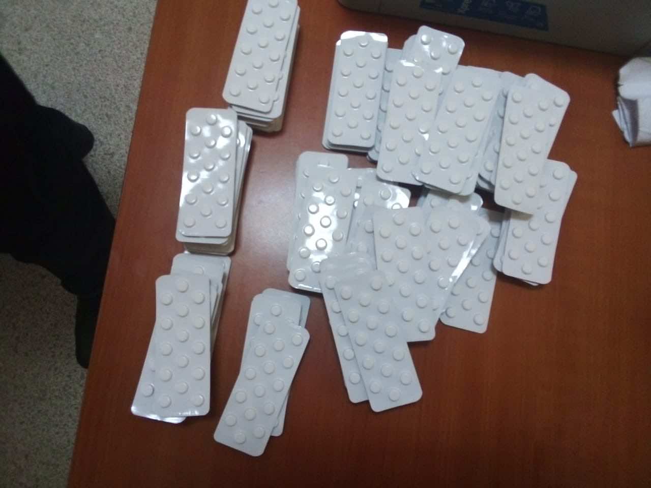 كانت مخبأة داخل سيارته.. أمن طنجة يوقف شخصا في حوزته أزيد من 1400 قرص مخدر
