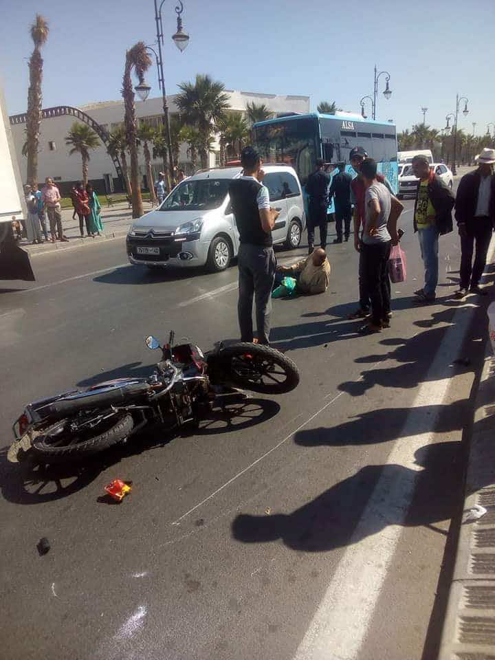 كان يعبر الشارع.. سرعة دراجة نارية تتسبب في جروح خطيرة لشخص في طنجة