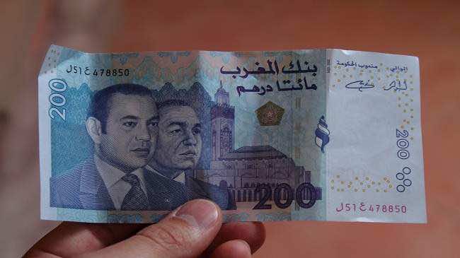 بينهم امرأة.. السجن لعصابة تزوير 200 درهم وترويجها