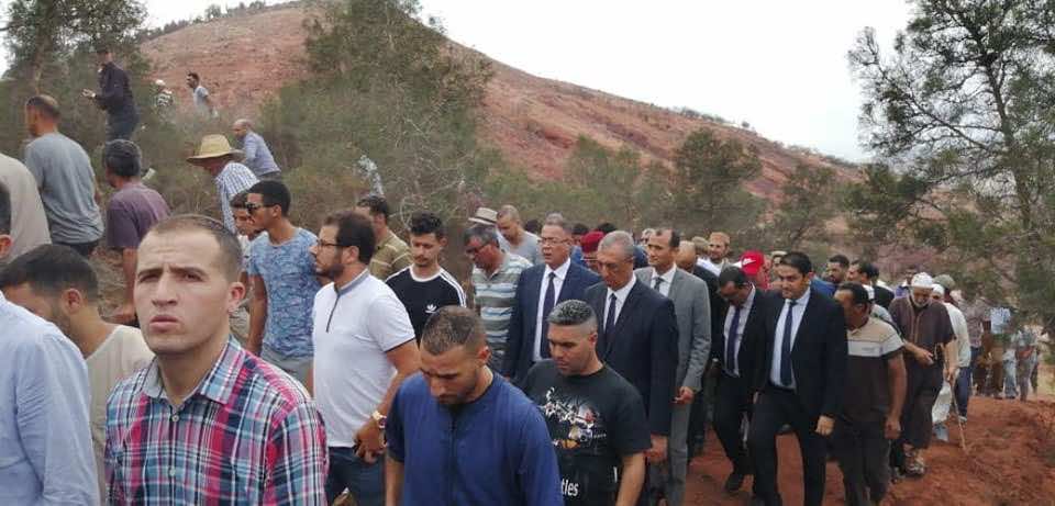 فوزي لقجع وعامل الحسيمة يشيعان جثمان والد النجم محمد إحتارن - صور