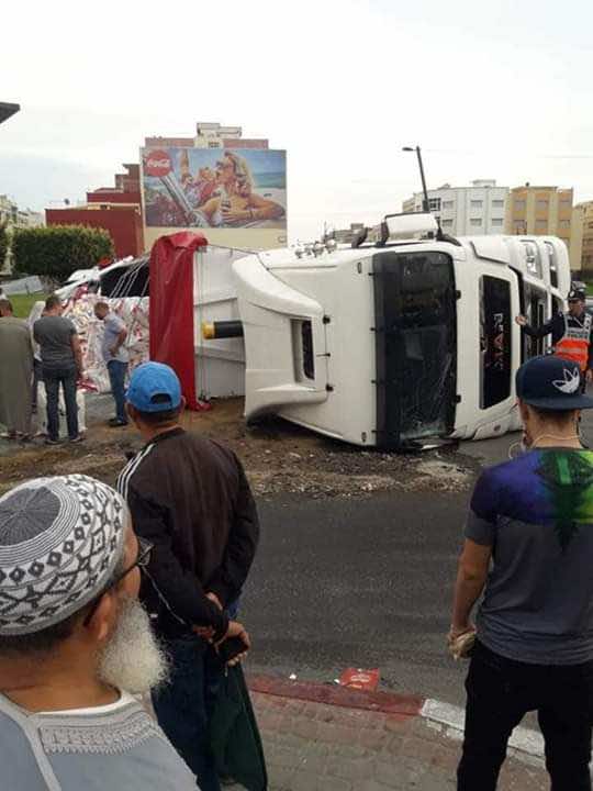 طنجة.. انقلاب شاحنة محملة بالدقيق تتسبب في عرقلة حركة السير - صور