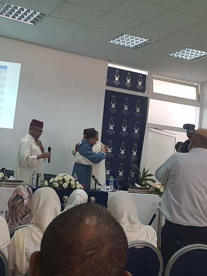 معانقا "الأزمي".. العثماني: العلاقات داخل الحزب وبين قياداته ستبقى متسمة بالأخوة