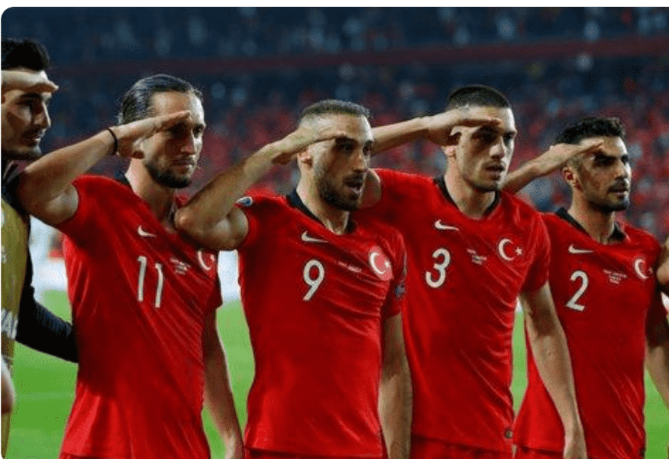 التحية العسكرية لمنتخب تركيا تثير جدلا في أوروبا.. هل تحمل دلالات سياسية؟