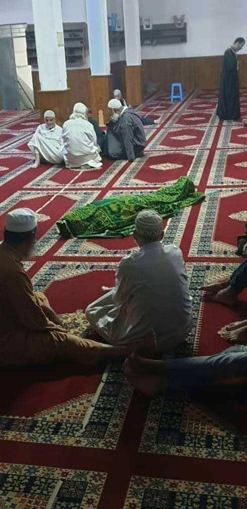 تشييع جثمان الشيخ الذي توفي داخل مسجد في موكب مهيب -صور