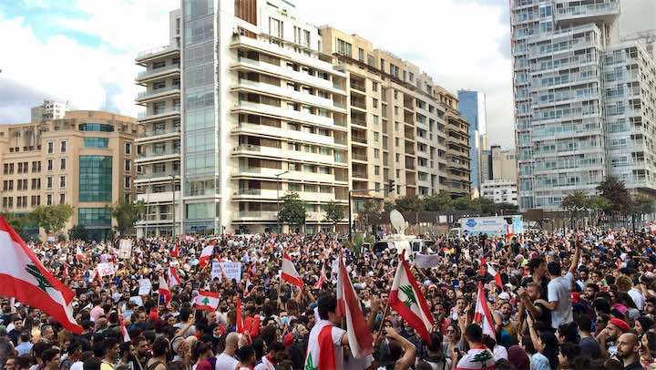الاحتجاجات بلبنان.. تسجيل أول حالة وفاة بطرابلس ومطالب بـ"رحيل النظام"