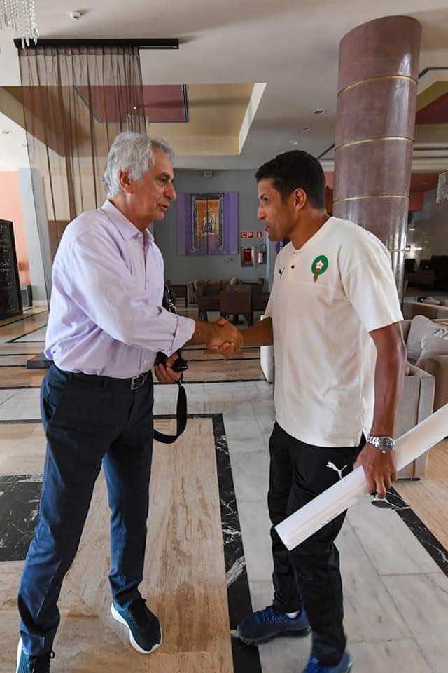 بعد انتقاصه من إمكانيات اللاعب المحلي.. خاليلوزيتش يقوم بزيارة دعم للاعبين المحلي قبل لقاء الجزائر _صور