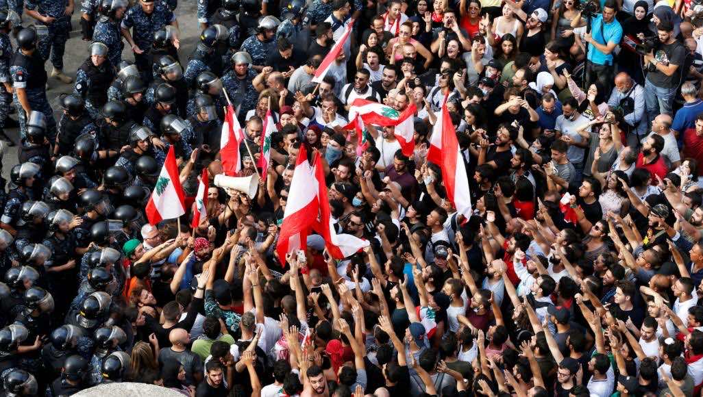 الاحتجاجات تجتاح لبنان.. ودعوات للتظاهر لليوم الرابع على التوالي