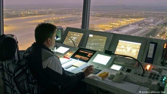 المراقبون الجويون يهددون بشل حركة المطارات وتأخر الطائرات قد يصل إلى 10 ساعات!