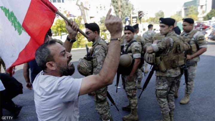 وسط توتر المتظاهرين.. الجيش اللبناني يلجأ إلى القوة لإعادة فتح الطرق