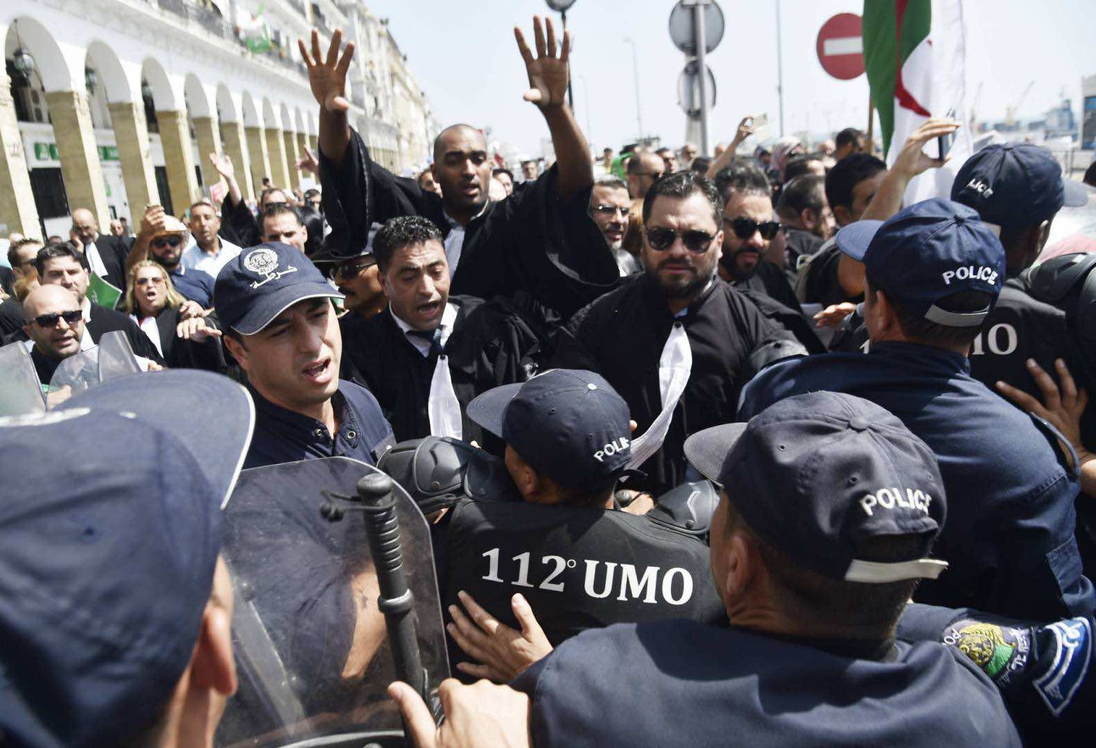 محامو الجزائر يتظاهرون للمطالبة بالإفراج عن معتقلي الحراك