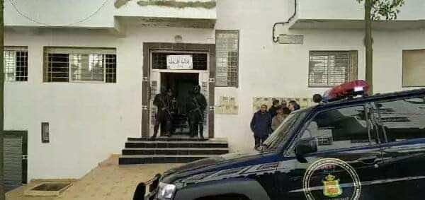 بعد توصلها بمعلومات تفيد وجود أفراد مواليين لداعش.. عناصر البسيج تداهم عمارة في وزان-فيديو