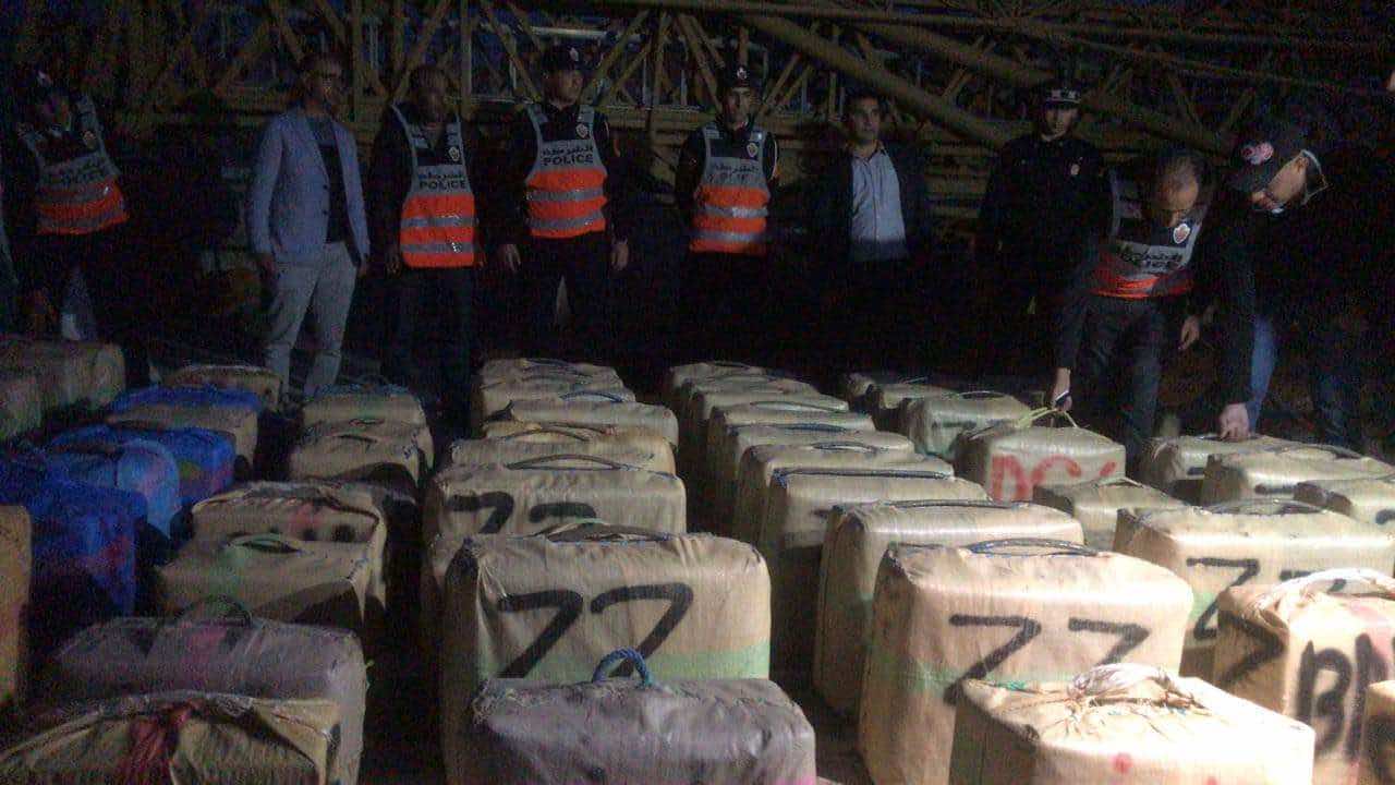 طنجة...المصالح الأمنية توقف 5 أشخاص على خلفية حجز 8 أطنان من مخدر الشيرا