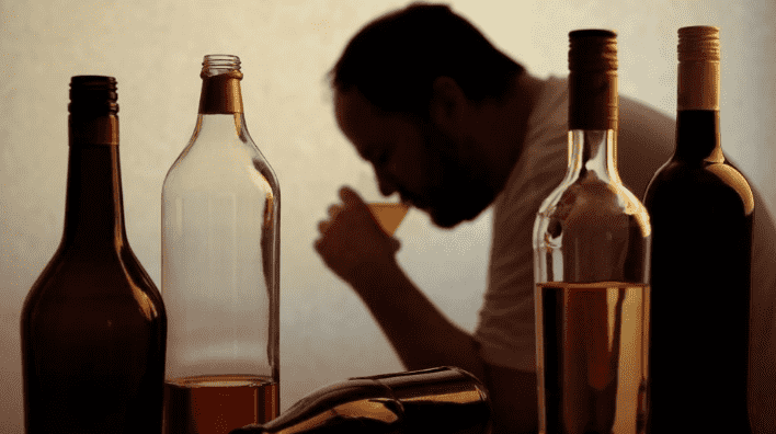 لقجع يعلن رفع الضرائب على الخمور والبيرة
