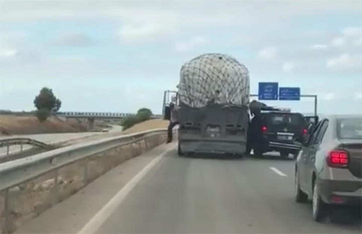 فاس..مطاردة هوليودية لشاحنة محملة بسلع مهربة بالطريق السيار - فيديو