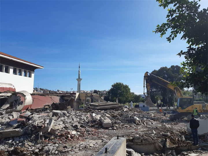بعد أسبوع من إغلاقها.. سلطات طنجة تشرع في هدم المحطة الطرقية القديمة