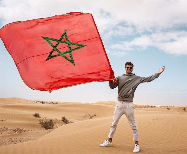 أمريكي شهير يزور الصحراء ويرفع علم المغرب وسط رمالها