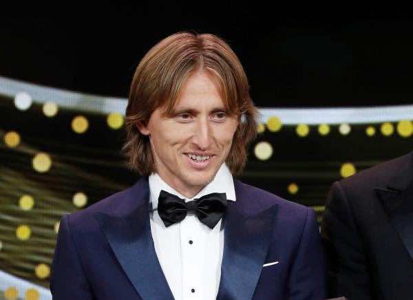 تفوق على ميسي ورونالدو.. مودريتش يتوج بجائزة القدم الذهبية