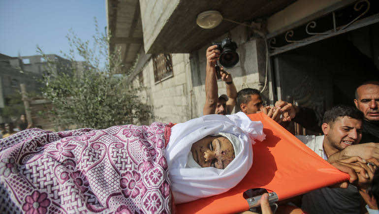مجزرة.. سقوط 8 شهداء من عائلة واحدة في غارة إسرائيلية على قطاع غزة
