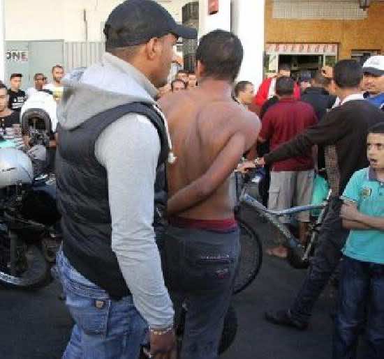 "بوليسي" يشهر سلاحه الوظيفي لتوقيف عشريني هاجم الشرطة بواسطة كلب! 