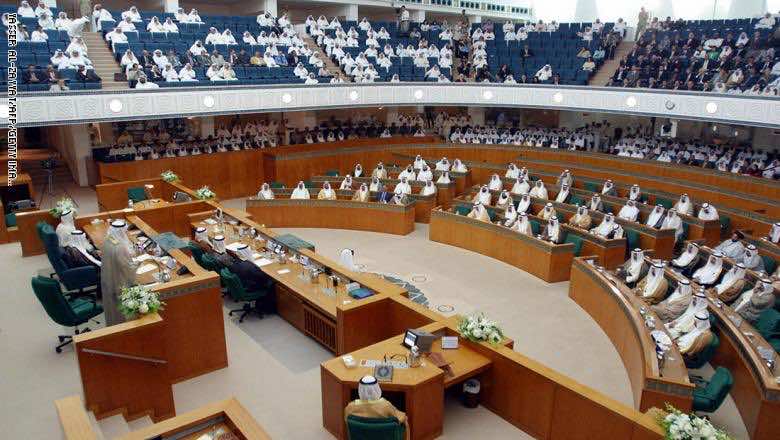 الحكومة الكويتية تقدم استقالتها بعد سعي البرلمان إلى محاسبة الوزراء