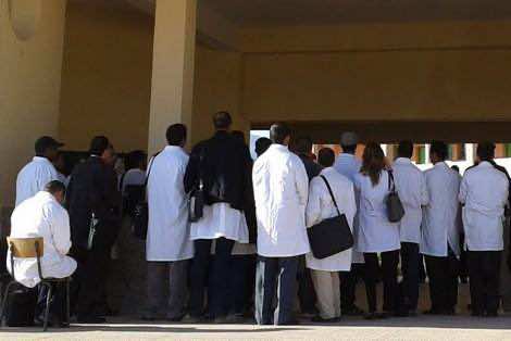 في بادرة طيبة.. عائلات ونشطاء يفتحون بيوتهم لإيواء مترشحي مباراة التعليم  القادمين من مناطق بعيدة