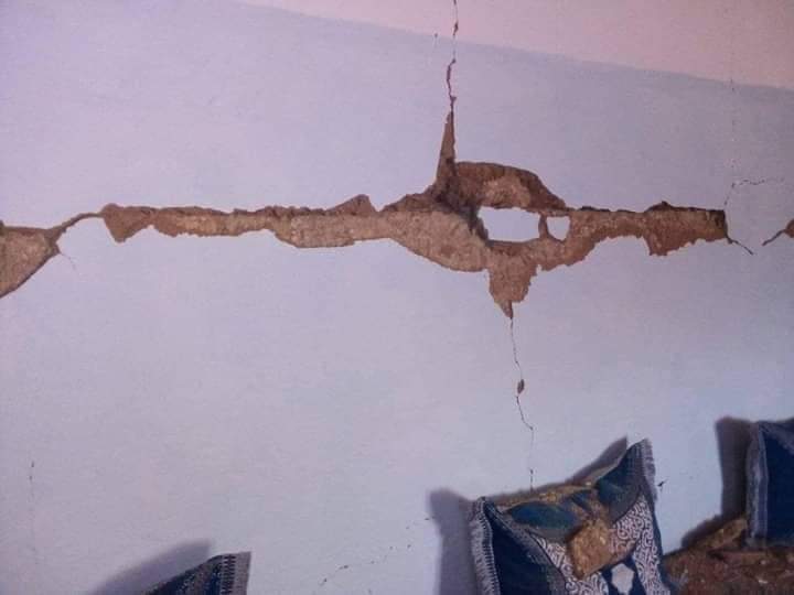 ميدلت.. تشققات في الجدران وذعر وسط السكان بسبب هزة أرضية-صور
