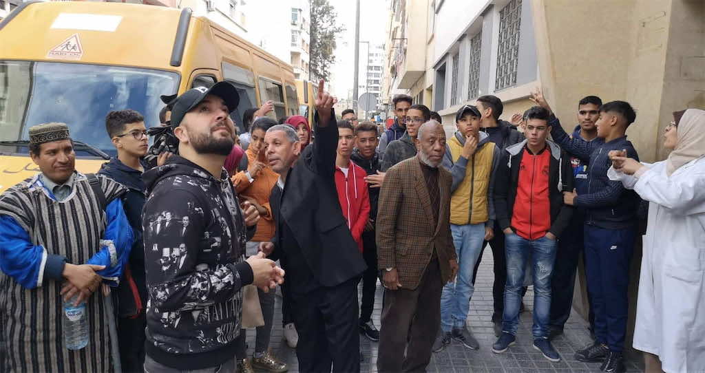بعد إطلاقه تحدي "تكريمهم".. الدوزي يفاجئ أطفال مدرسة خاصة بالصم - صور
