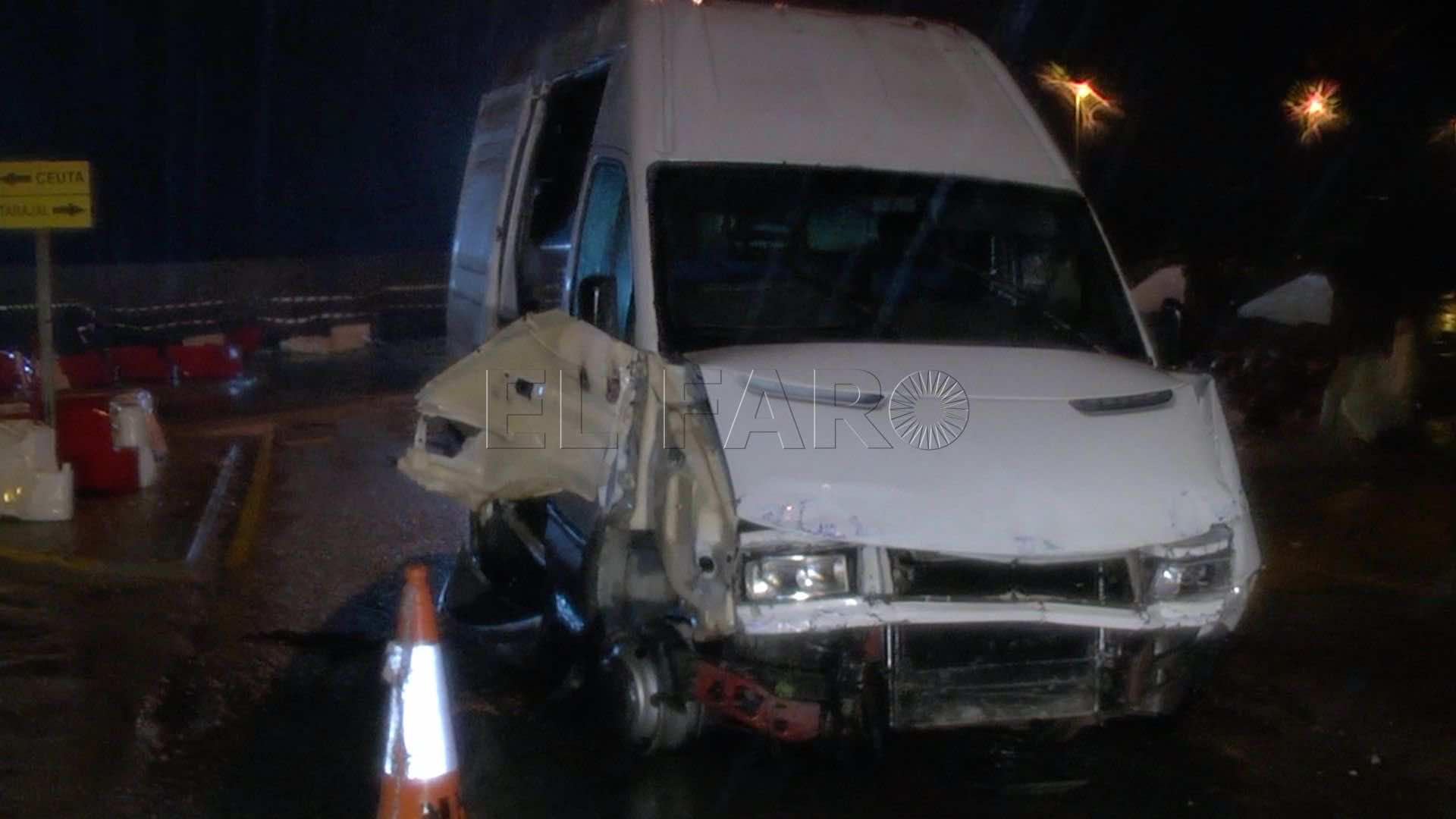 بطريقة هوليودية.. سائق مغربي يقتحم معبر سبتة بحافلة تحمل 52 مهاجرا سريا