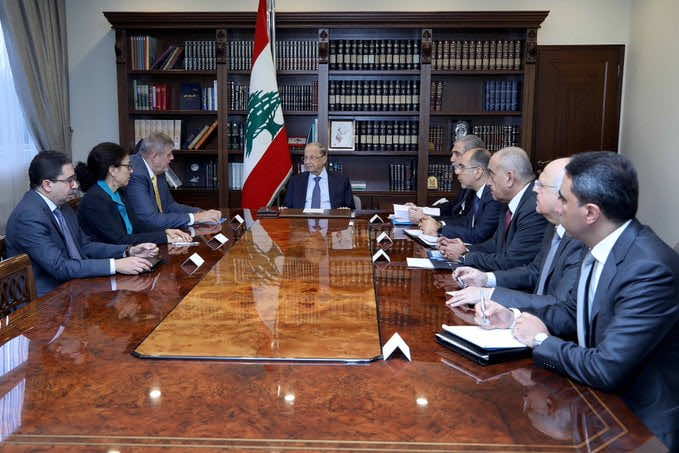 الرئيس اللبناني يعرض حقائب وزارية على المتظاهرين