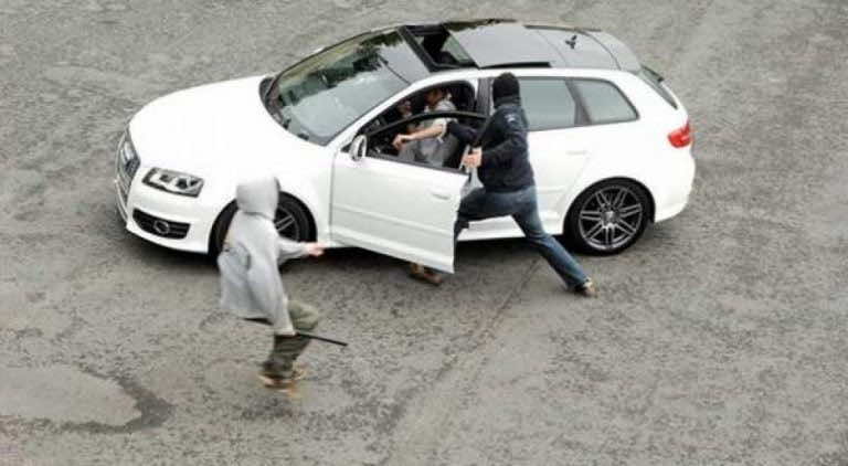 قررت الانتقام من مدرسها..جنايات طنجة توزع 19 سنة سجنا على 3 أشخاص اعتدوا على أستاذ