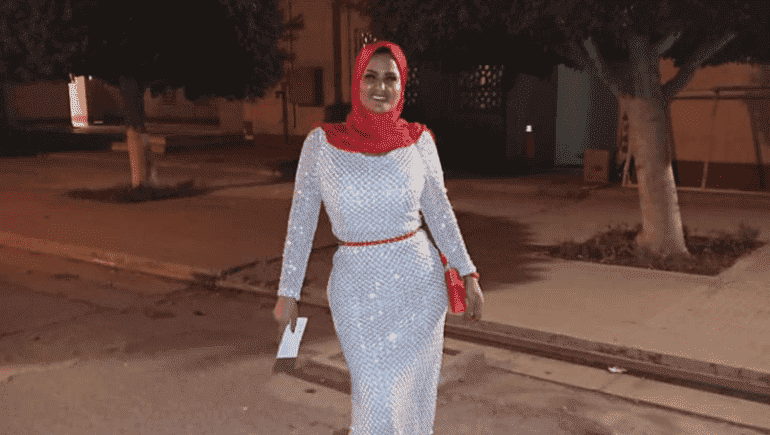 فنانة تخلق الجدل في مهرجان القاهرة.. حضرت بالحجاب وطُردت من السجاد الأحمر- فيديو