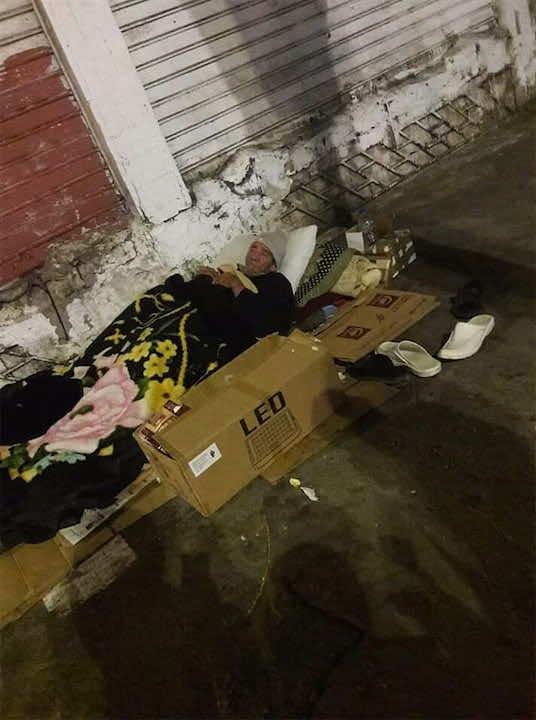 في عز البرد..نشطاء يناشدون المسؤولين لإنقاذ مسن يفترش الأرض في سلا-صورة