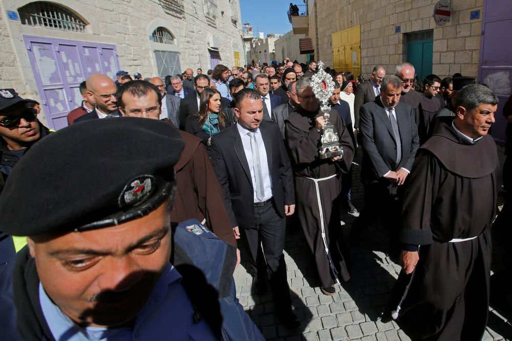 بعد أكثر من 2000 عام... قطعة من "مهد" المسيح تعود إلى بيت لحم الفلسطينية