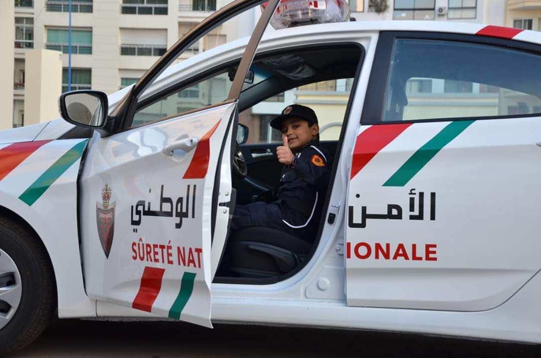 "مديرية الحموشي" تستقبل أصغر شرطي في المغرب.. وتهديه "بذلة رسمية"-صور