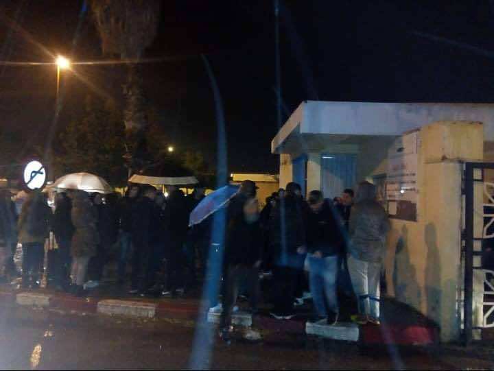 عشرات المواطنين ينتظمون في صفوف للتبرع بالدم لفائدة المصابين بحادث تازة - صور