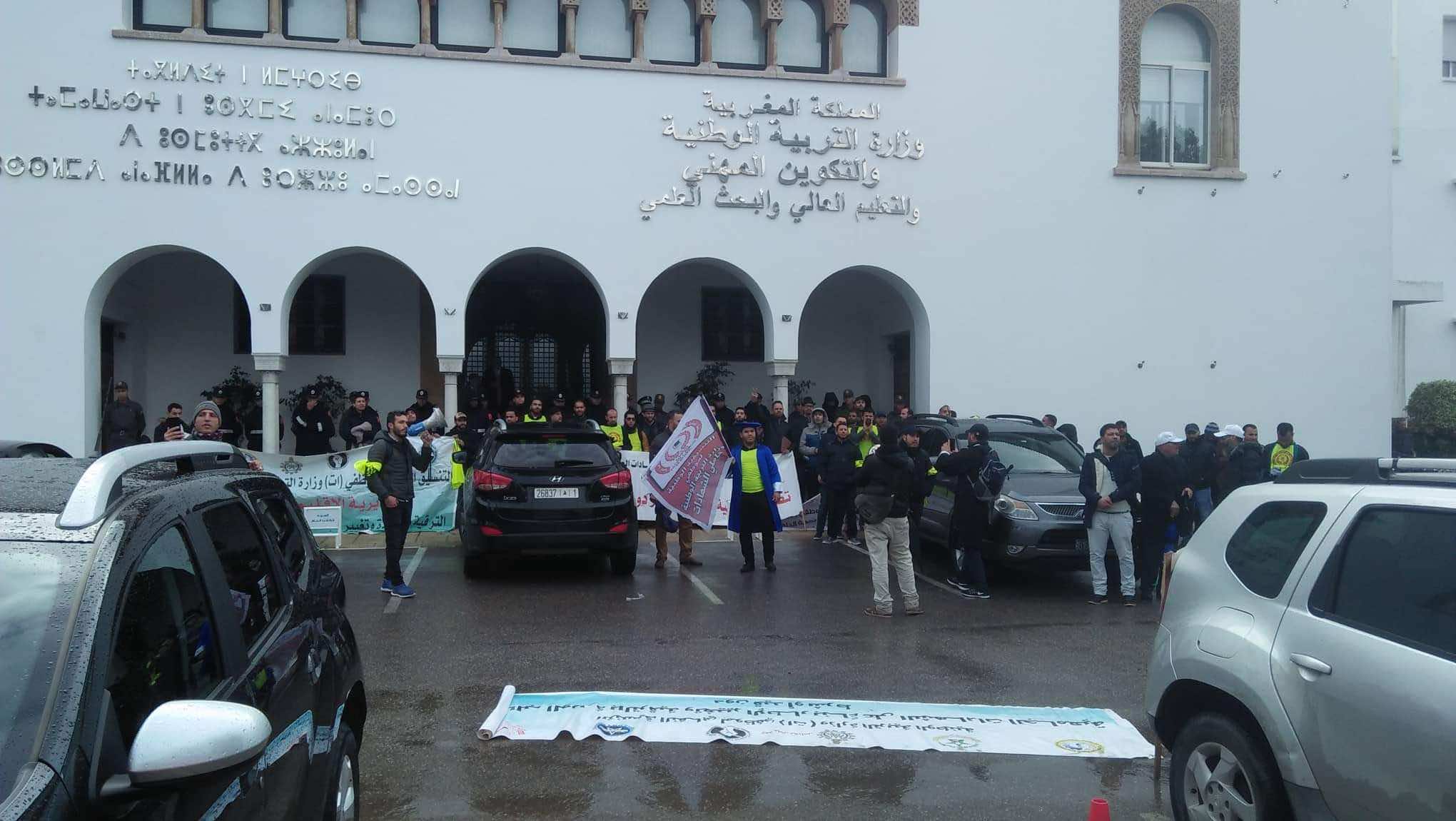 عاجل.. الأساتذة حاملو الشهادات العليا يقتحمون مقر وزارة التربية الوطنية