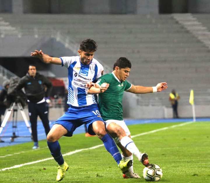 الجامعة تكشف حقيقة إنذار لاعب اتحاد طنجة مرتين دون طرده