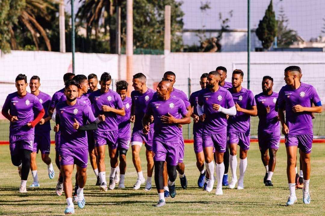 مباشرة بعد فوز الوداد على خريبكة.. لاعب الفريق يتلقى خبر وفاة والده في مستودع الملابس