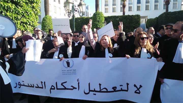 المادة 9 تخرج هيأة المحامين للاحتجاج أمام البرلمان