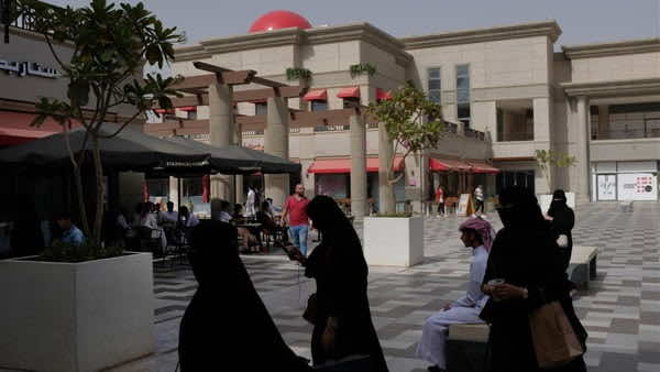 السعودية تلغي منع دخول الرجال والنساء إلى المطاعم من باب واحد
